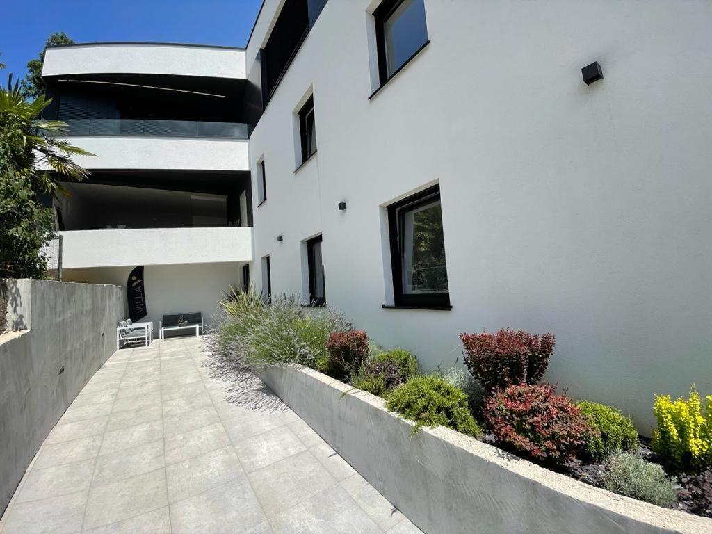 Aparthotel Villa V With Heated Pool Rijeka Exterior foto